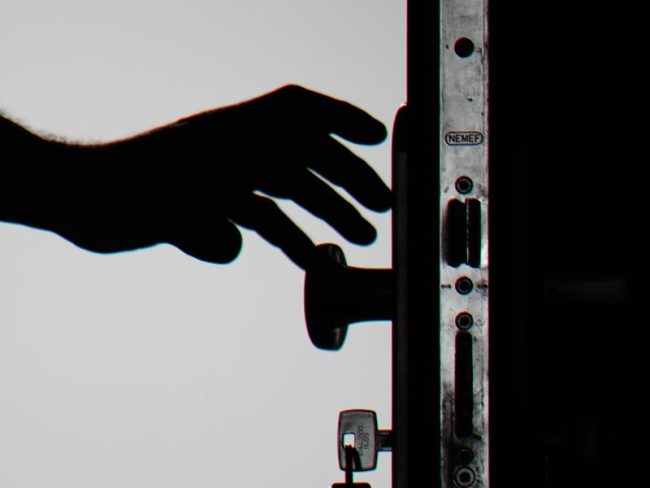 Violenza domestica, entra in casa della ex ma interviene la Polizia. Un arresto a Ragusa