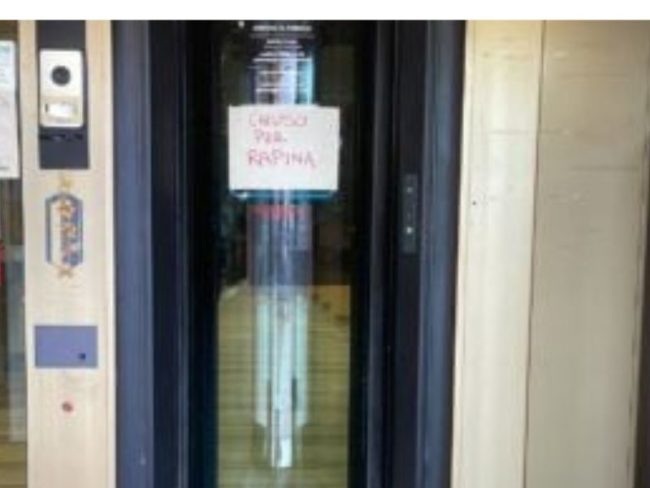 Rapina in banca a Palermo, banda fugge col bottino: in ostaggio clienti e dipendenti