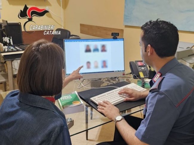 Rapina ad una minorenne per sottrarle il cellulare: arrestati due giovani nel Catanese