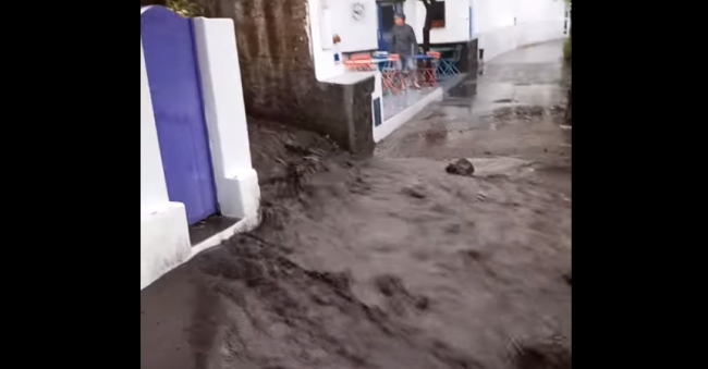 Bomba d’acqua su Stromboli. “Non si può uscire da casa, nemmeno i telefoni funzionano”