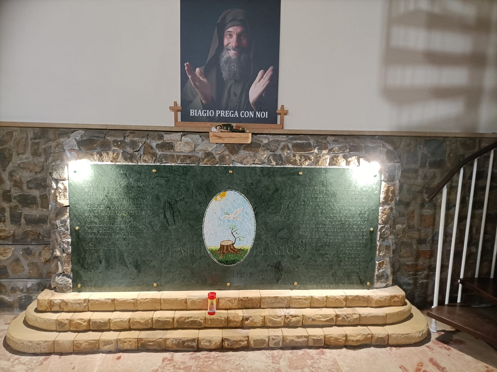 La lapide “speciale” sulla tomba di fratel Biagio Conte