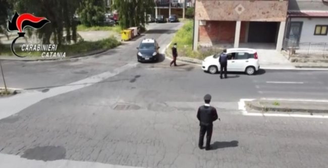 Nascondevano denaro nel cesto dei panni sporchi: due arresti per spaccio in via Capo Passero