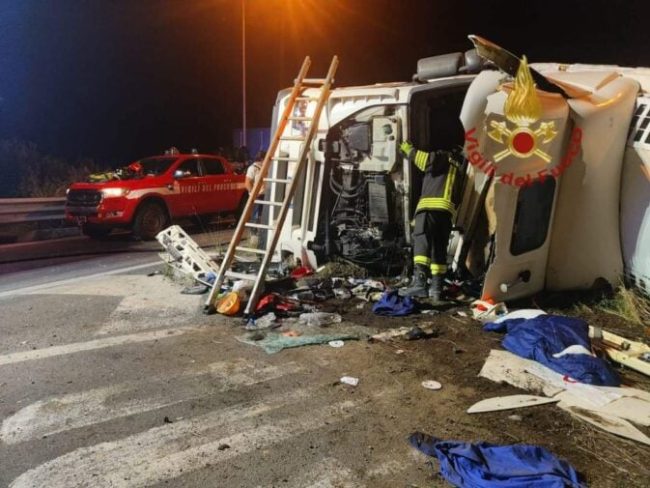 Camion con ortaggi si ribalta a Lentini, conducente incastrato tra le lamiere