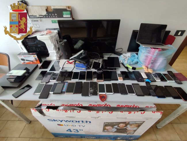 Catania, gli ruba il cellulare e pretende 100 euro per restituirglielo: arrestato senegalese