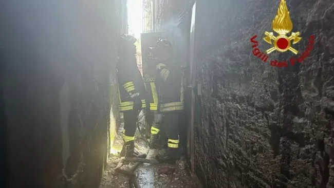 Fiamme in un appartamento a Palermo, soccorsa anziana intossicata