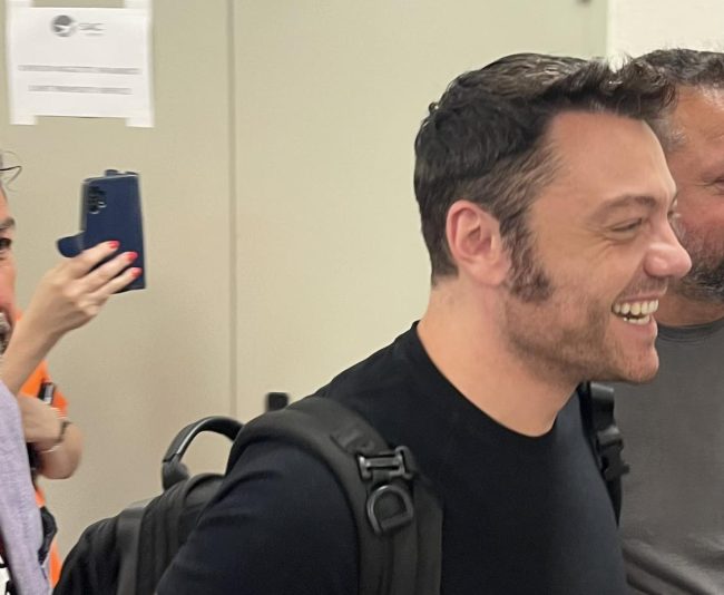 Tiziano Ferro all’aeroporto di Catania: stasera il concerto a Messina