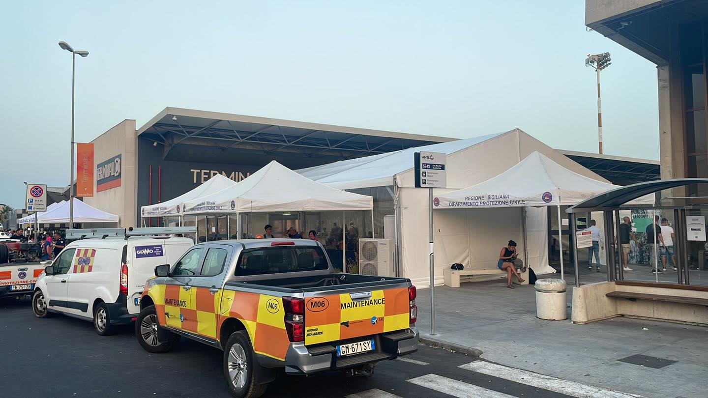 Emergenza aeroporto di Catania, allestite le tensostrutture militari per ampliare il Terminal C
