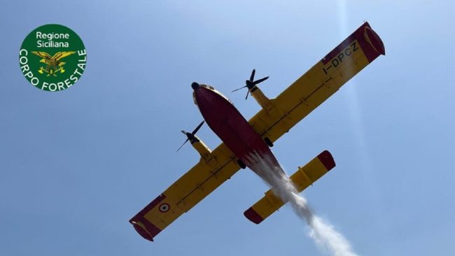 Notte di fuoco nel Catanese, bruciano i Monti Rossi: evacuato camping