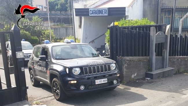 Minaccia di morte la fidanzata con coltello e cacciavite, poi la picchia a sangue: arrestato 21enne