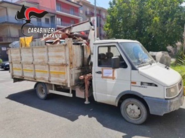Denunciati due catanesi che trasportavano rifiuti speciali