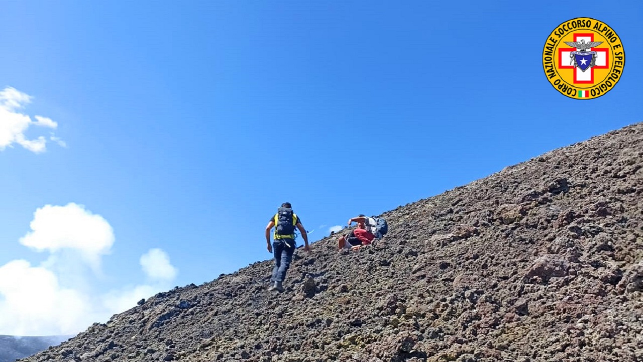 Soccorso turista sull’Etna a quota 3.200 metri, salvifico l’intervento del SASS