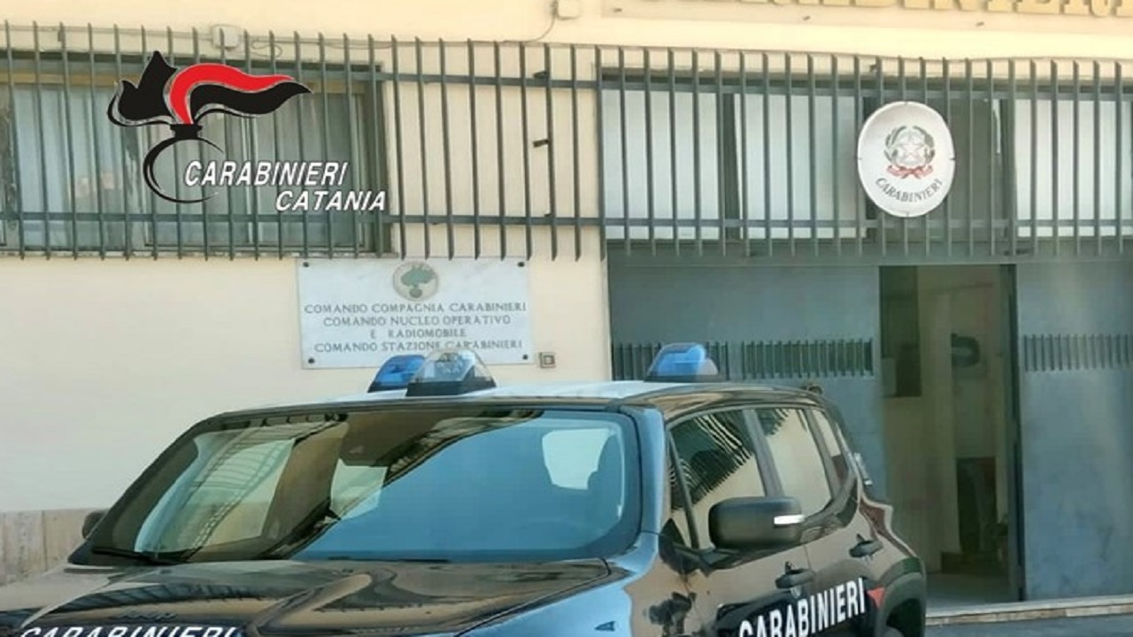 Si fa portare in giro dall’amico per vendere droga: 32enne arrestato nel Catanese
