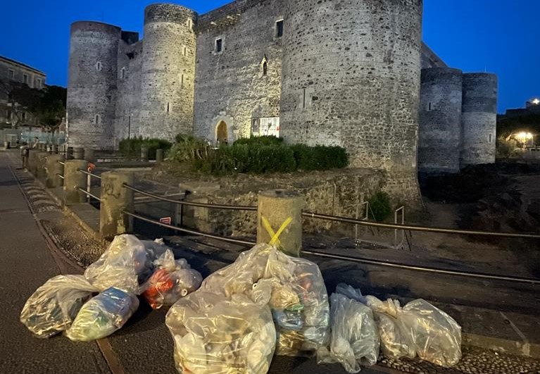 SiciliaInnova e Plastic Free fanno “clean up” al Castello Ursino