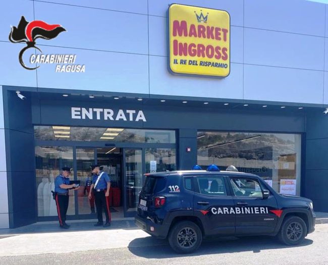 Creava disagi davanti alcuni supermercati di Ispica: fermato un 39enne