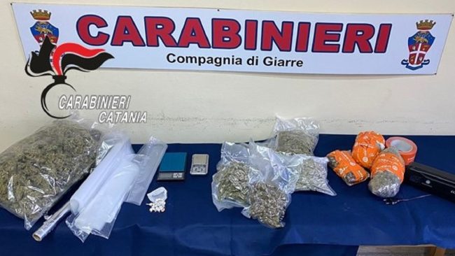 Usava un’auto rubata per consegnare droga: arrestato un giovane nel Catanese