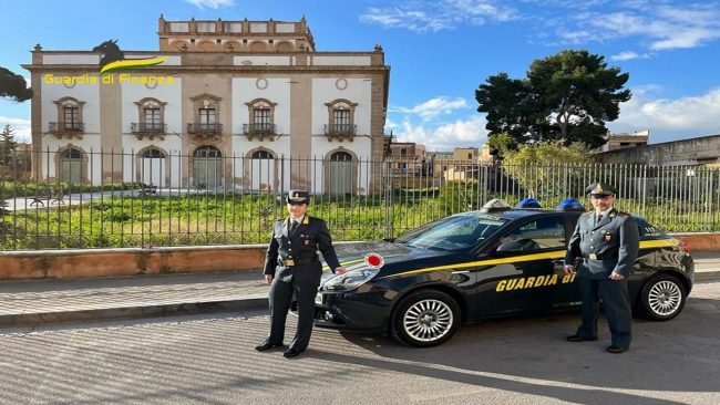 Fanno fallire un’azienda per allontanare i creditori: quattro indagati per bancarotta fraudolenta