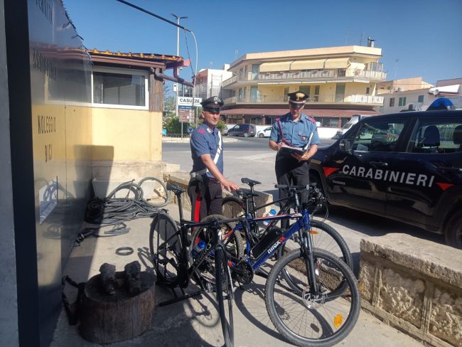 Furto in negozio di bici, denunciati presunti responsabili: tra loro anche minorenni