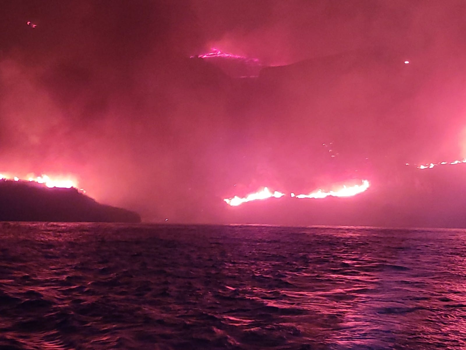 Incendio al villaggio di Calampiso, salvate 28 persone dalle fiamme