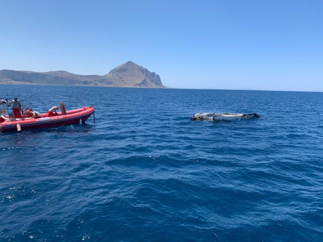 Salvati sette diportisti, barca a vela affonda dopo incendio