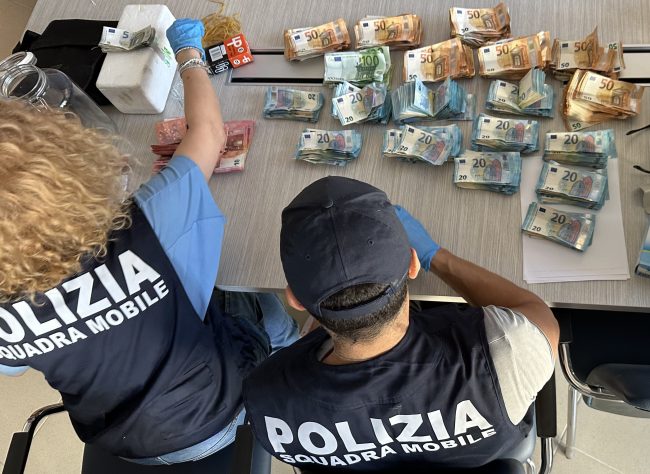 Mezzo chilo di cocaina e 75 mila euro in contanti: un arresto per spaccio a Caltanissetta