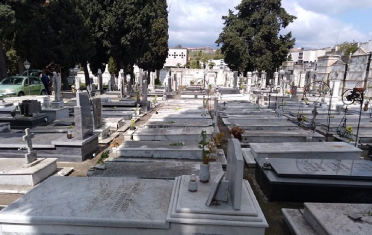 Cede la lapide e cade sulla tomba, dramma al cimitero di Palermo