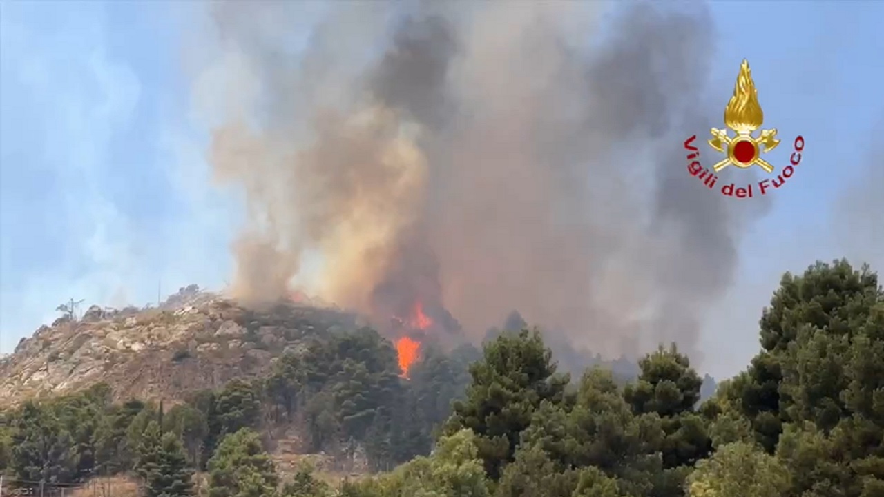 Boom di incendi nel Palermitano, mezzi aerei in azione – VIDEO