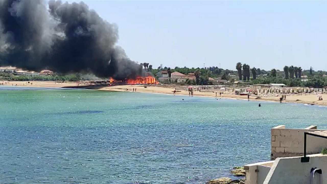 Incendio al lido Joy Beach di Avola, stabilimento distrutto – VIDEO
