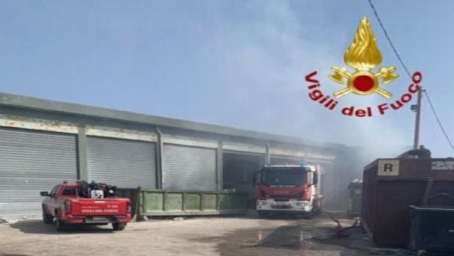 Isola ecologica di Altavilla Milicia invasa dalle fiamme: spettro del dolo