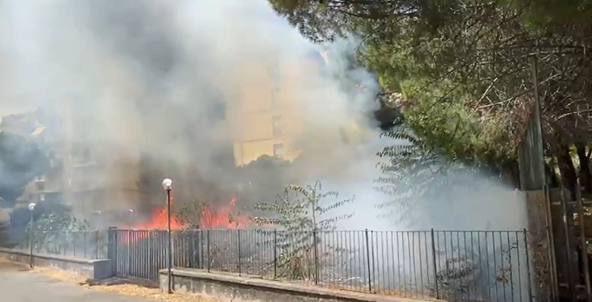 Brucia Catania, incendi in via Santa Sofia e Librino