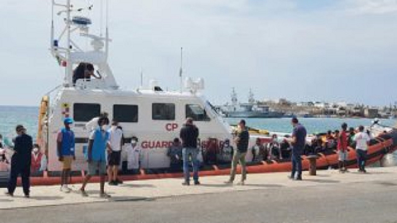 Lampedusa, donna evacuata urgentemente da una nave ong