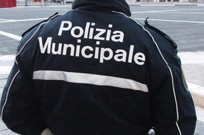 Abusivismo commerciale e irregolarità, controlli serrati nel Catanese