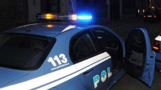 Rompe il finestrino di un’auto e ruba 3 zaini: 43enne ai domiciliari