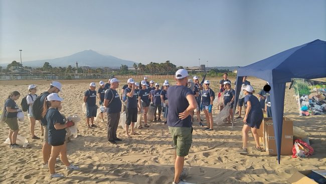 Plastic Free Pro Loco Italia e Antica Trasversale Sicula puliscono la Spiaggia Libera 1