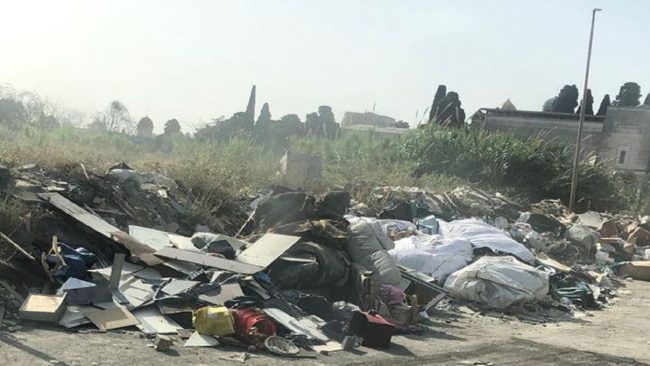 Problema rifiuti a Catania, sporcizia e cattivi odori in strada