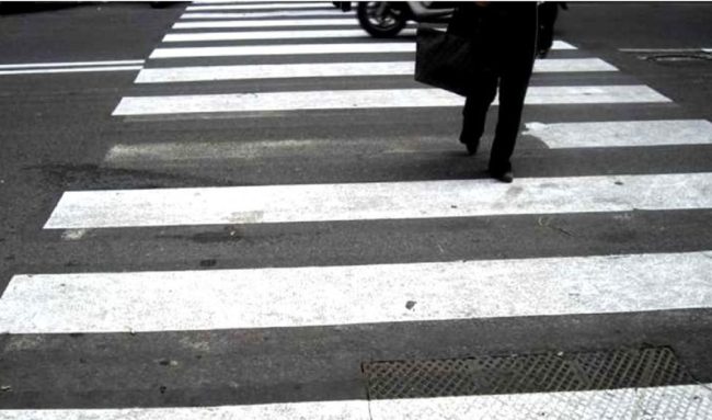 Giovane investita sulle strisce pedonali in piazza Vittorio Emanuele, è grave