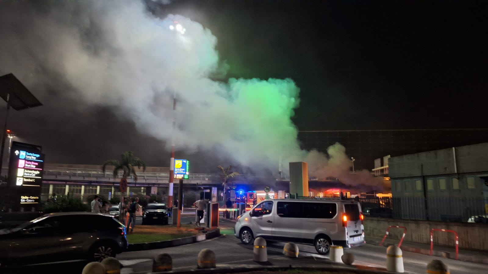 Incendio all’aeroporto di Catania, il racconto di un testimone: “Tutti scappavano, spingevano e piangevano”