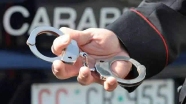 Utilizza la comunità come nascondiglio, sotto il letto anche il fucile
