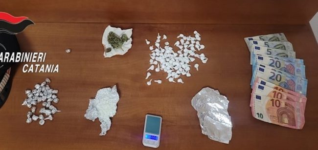 Arrestato uno spacciatore acese con la droga in casa