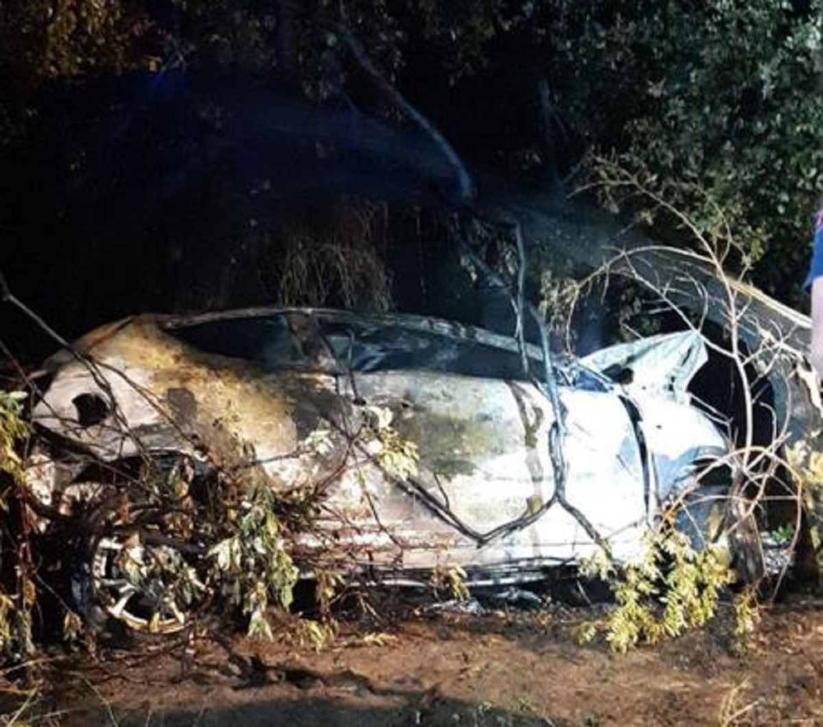 Va a sbattere contro un albero e l’auto prende fuoco: 22enne muore carbonizzato