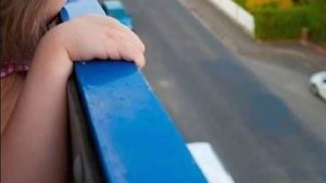 Bimba cade dal balcone di casa al secondo piano, è in condizioni gravissime