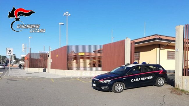 Incastrati dalle telecamere mentre rubano: l’episodio nel Catanese