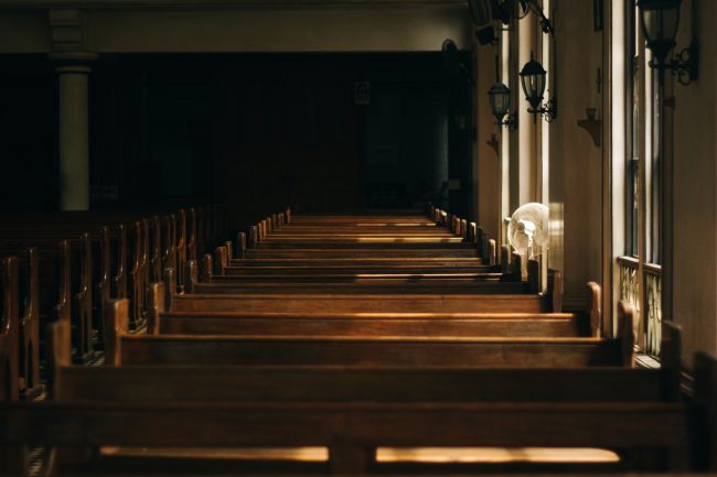 Si fingono direttore di banca e impiegata del Comune per truffare in chiesa: 2 condanne