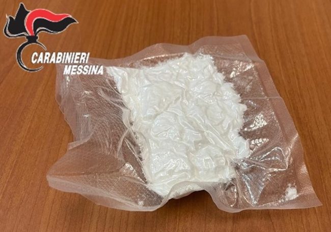 Sbarca a Vulcano con la cocaina addosso e viene arrestato