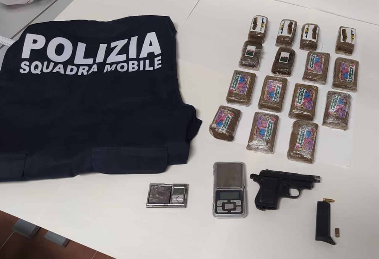 Pistola giocattolo e droga, arrestato un uomo a Caltanissetta