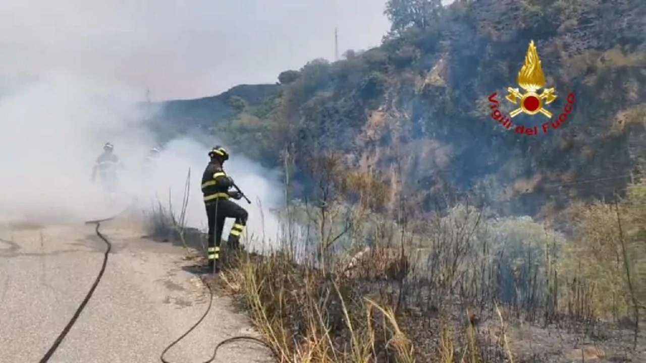 Incendi in Sicilia: 3 morti, 2 Forestali ustionati gravemente e 2mila sfollati – il BILANCIO