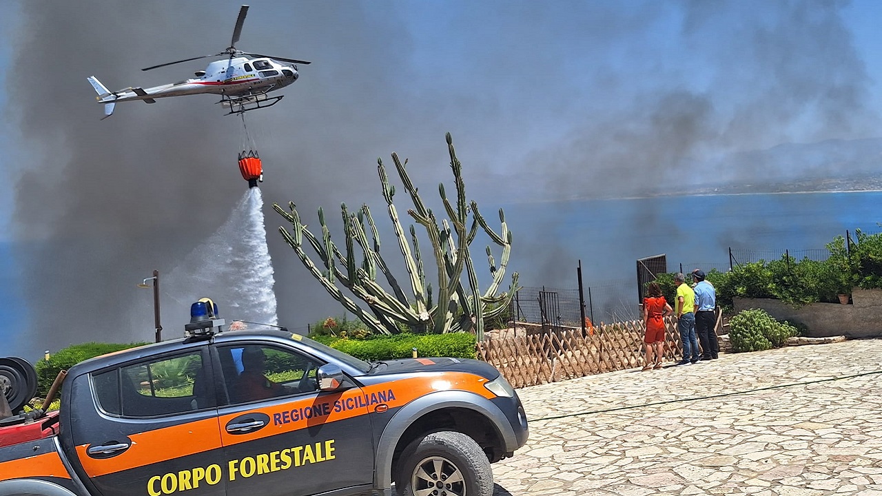 Ancora in corso l’incendio in contrada “Conza”, elicottero della Forestale in azione per domare le fiamme