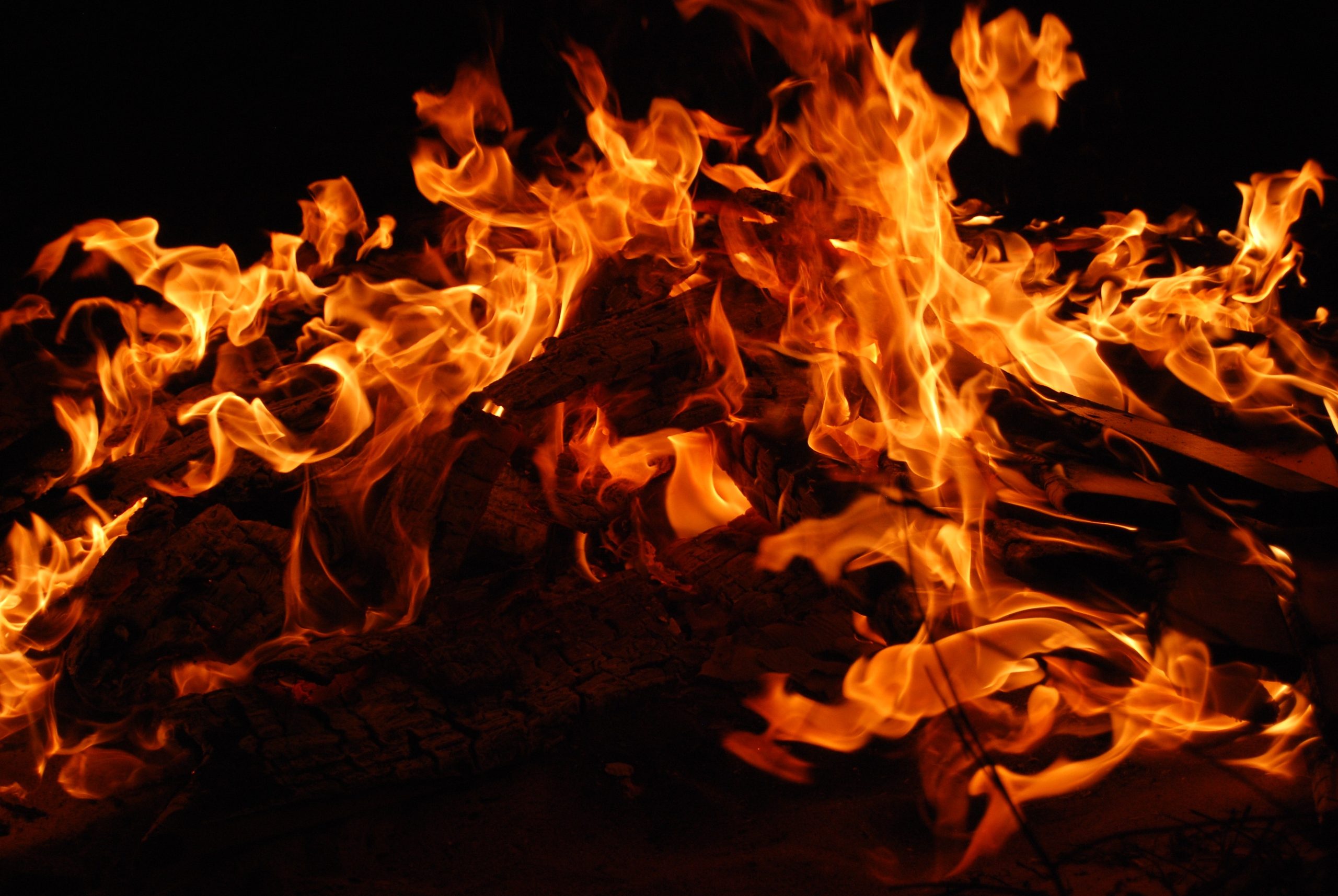 Brucia la Sicilia, vasto incendio a Marsala: roghi nel Palermitano