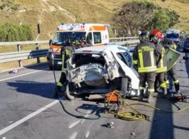 Caltanissetta, incidente causa due morti e quattro feriti