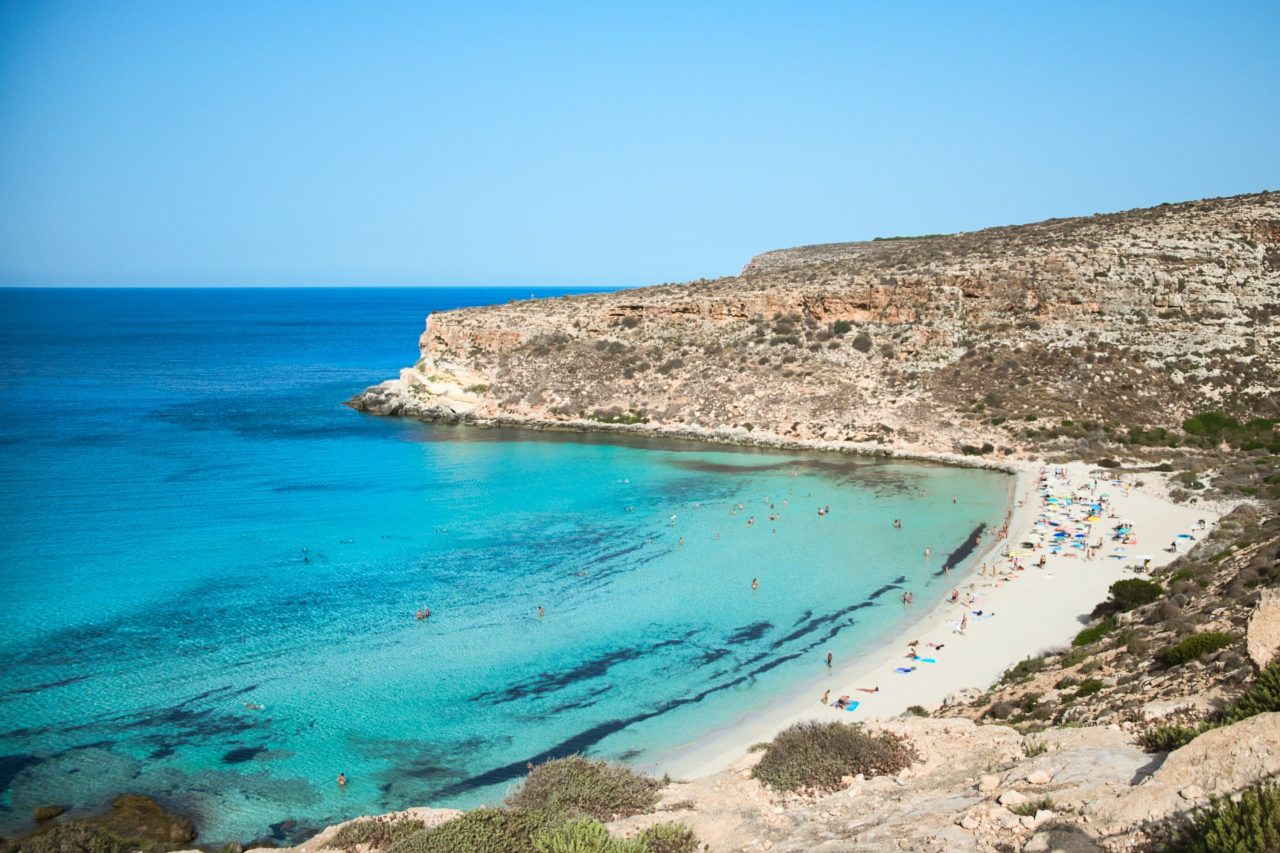 Lampedusa, duemila migranti all’hotspot. Si cerca un barchino
