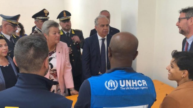 Piantedosi a Lampedusa con Johansson: “L’Italia non è da sola”